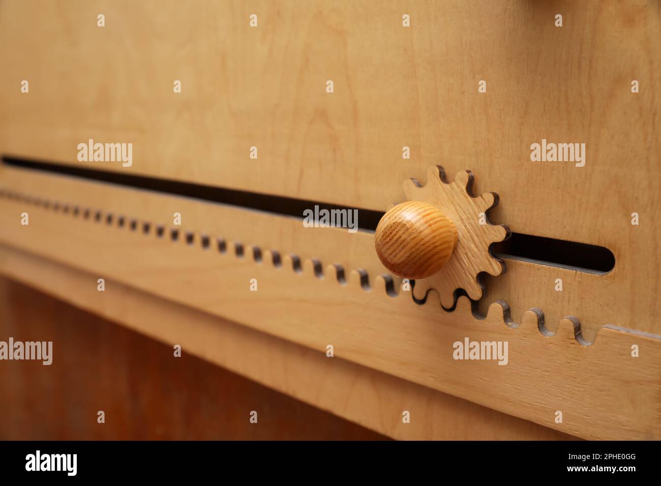 Labirinto scorrevole in legno sulla parete, primo piano. Giocattolo Montessori Foto Stock