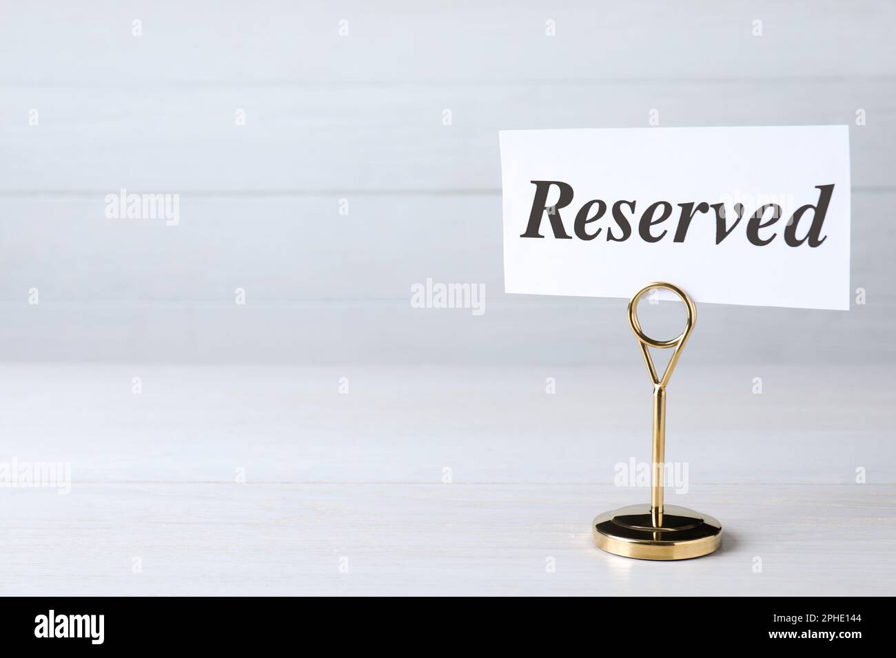 Elegante insegna RISERVATA su superficie in legno bianco, spazio per testo. Elemento di impostazione della tabella Foto Stock Elegante insegna RISERVATA su superficie in legno bianco, spazio per testo. Elemento di impostazione della tabella Foto Stock