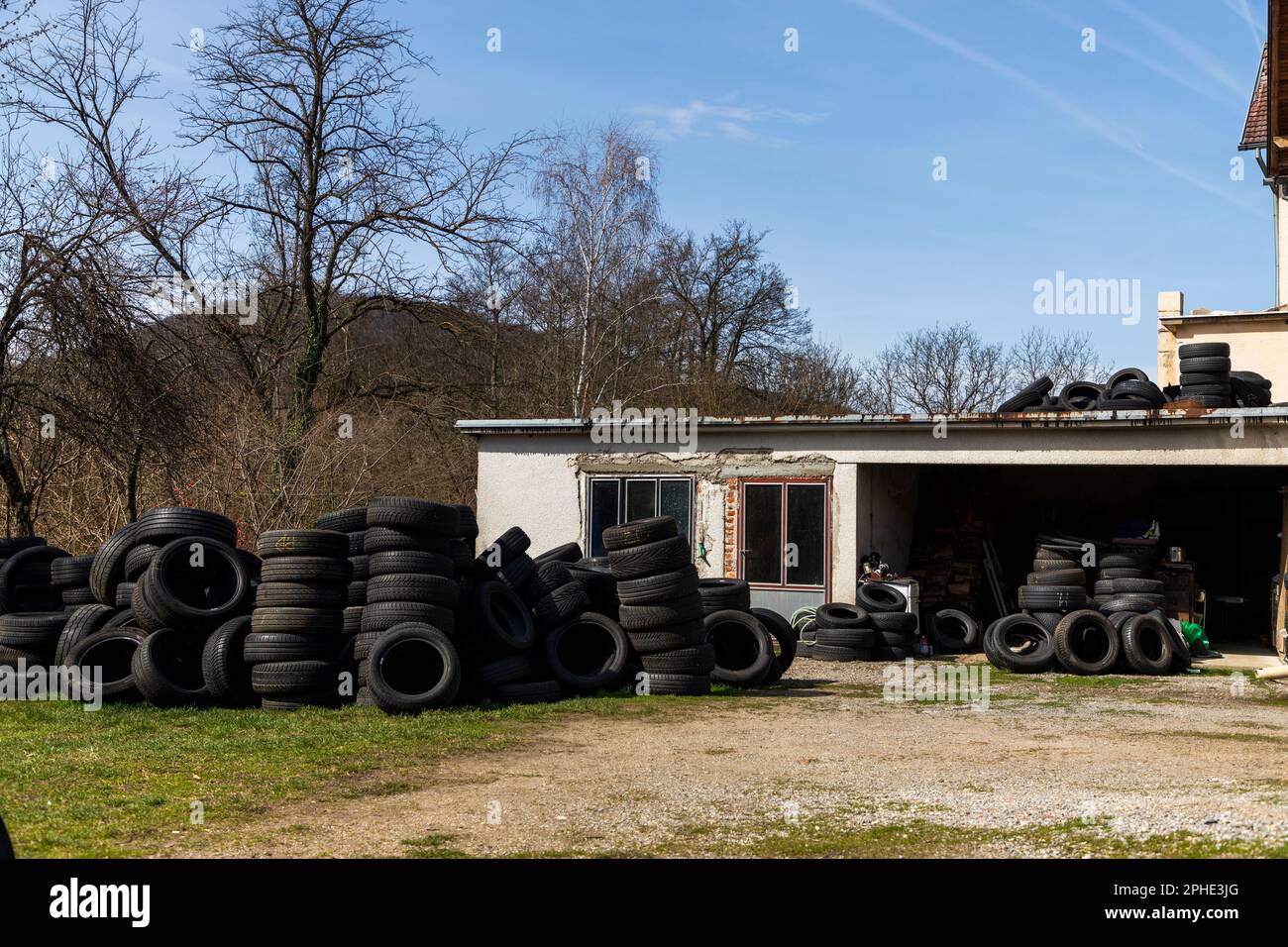 Un mucchio di pneumatici auto nel cortile di casa in una giornata di sole Foto Stock