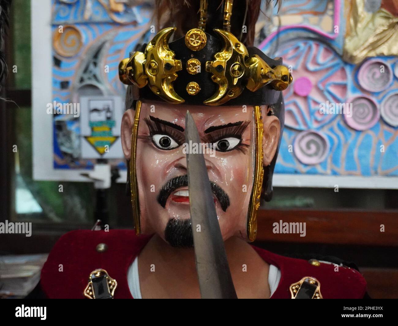 Marinduque, Filippine. 28th marzo, 2023. Un gruppo di uomini e un bambino indossa il costume di Moriones in preparazione all'osservanza della settimana Santa a Gasan, Marinduque, Filippine. Moriones è un festival quaresimale dove uomini e donne indossano costumi e maschere che replicano i soldati romani imperiali biblici. (Credit Image: © Sherbien Dacalanio/Alamy Live News) Foto Stock