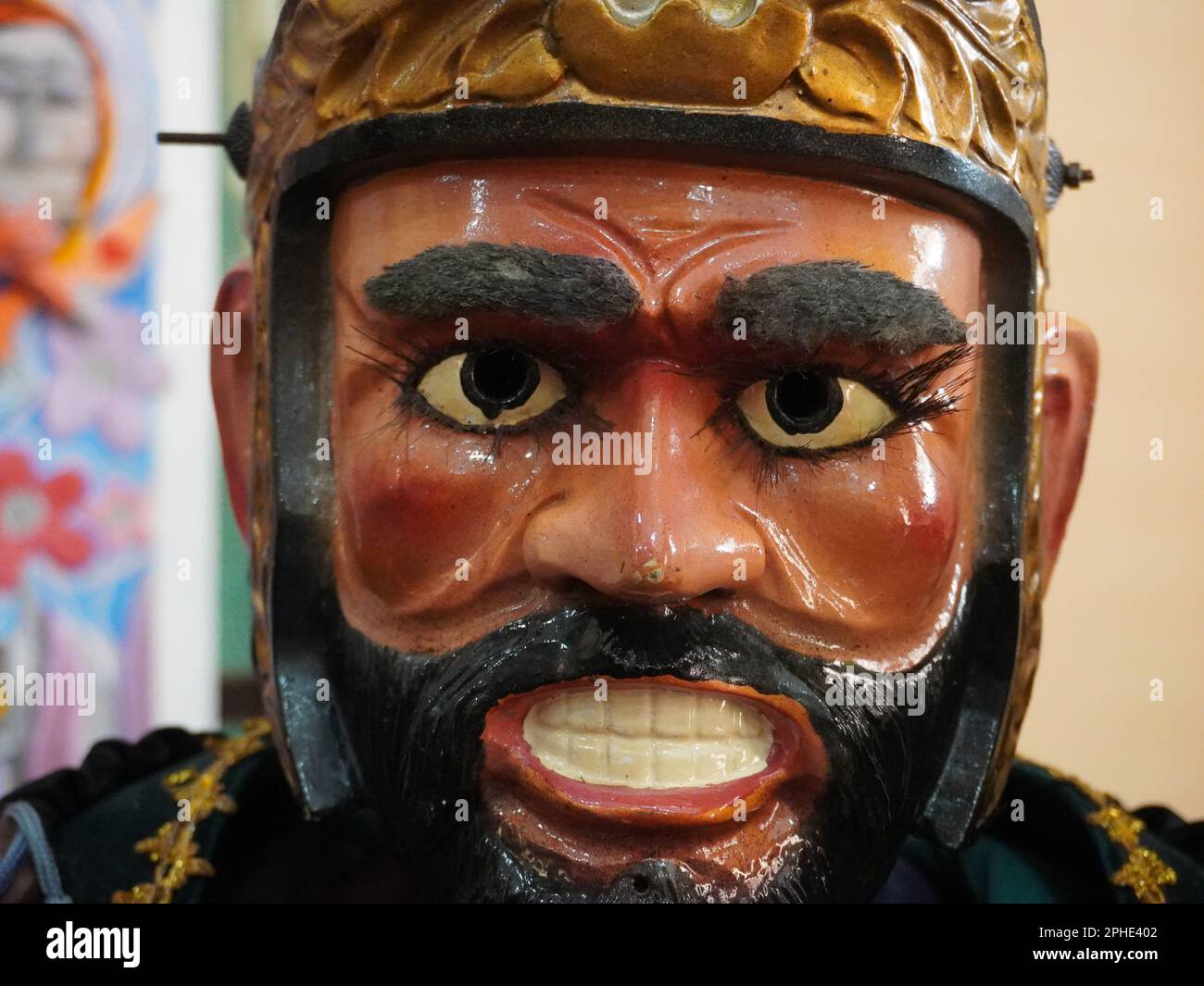 Marinduque, Filippine. 28th marzo, 2023. Un gruppo di uomini e un bambino indossa il costume di Moriones in preparazione all'osservanza della settimana Santa a Gasan, Marinduque, Filippine. Moriones è un festival quaresimale dove uomini e donne indossano costumi e maschere che replicano i soldati romani imperiali biblici. (Credit Image: © Sherbien Dacalanio/Alamy Live News) Foto Stock