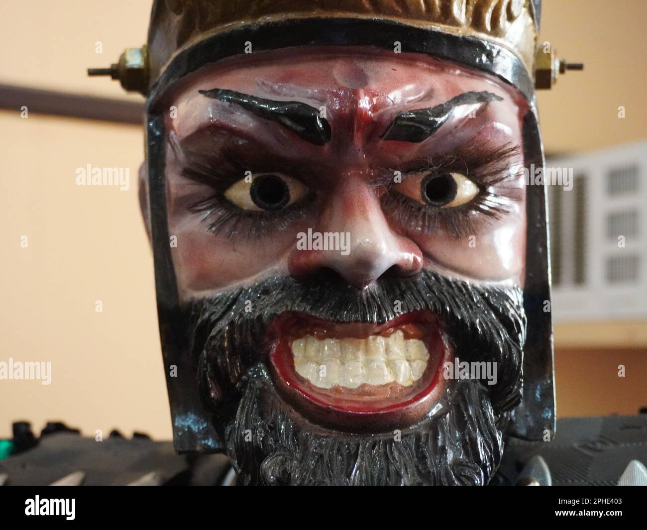 Marinduque, Filippine. 28th marzo, 2023. Un gruppo di uomini e un bambino indossa il costume di Moriones in preparazione all'osservanza della settimana Santa a Gasan, Marinduque, Filippine. Moriones è un festival quaresimale dove uomini e donne indossano costumi e maschere che replicano i soldati romani imperiali biblici. (Credit Image: © Sherbien Dacalanio/Alamy Live News) Foto Stock