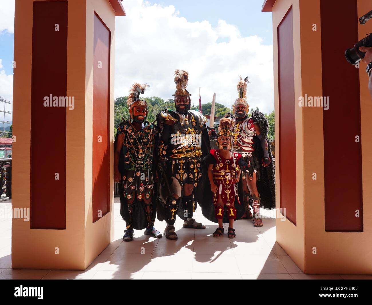 Marinduque, Filippine. 28th marzo, 2023. Un gruppo di uomini e un bambino indossa il costume di Moriones in preparazione all'osservanza della settimana Santa a Gasan, Marinduque, Filippine. Moriones è un festival quaresimale dove uomini e donne indossano costumi e maschere che replicano i soldati romani imperiali biblici. (Credit Image: © Sherbien Dacalanio/Alamy Live News) Foto Stock