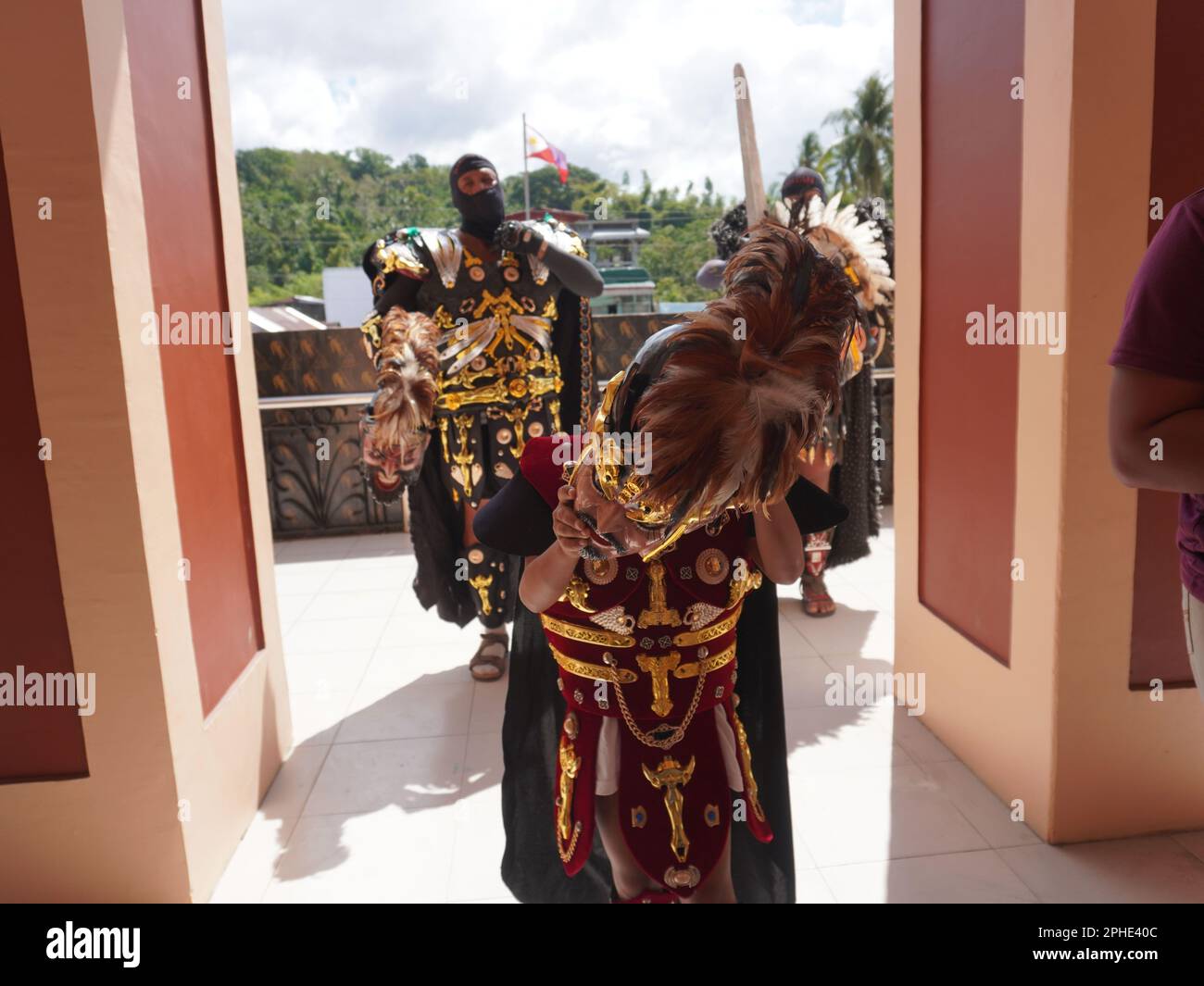 Marinduque, Filippine. 28th marzo, 2023. Un gruppo di uomini e un bambino indossa il costume di Moriones in preparazione all'osservanza della settimana Santa a Gasan, Marinduque, Filippine. Moriones è un festival quaresimale dove uomini e donne indossano costumi e maschere che replicano i soldati romani imperiali biblici. (Credit Image: © Sherbien Dacalanio/Alamy Live News) Foto Stock