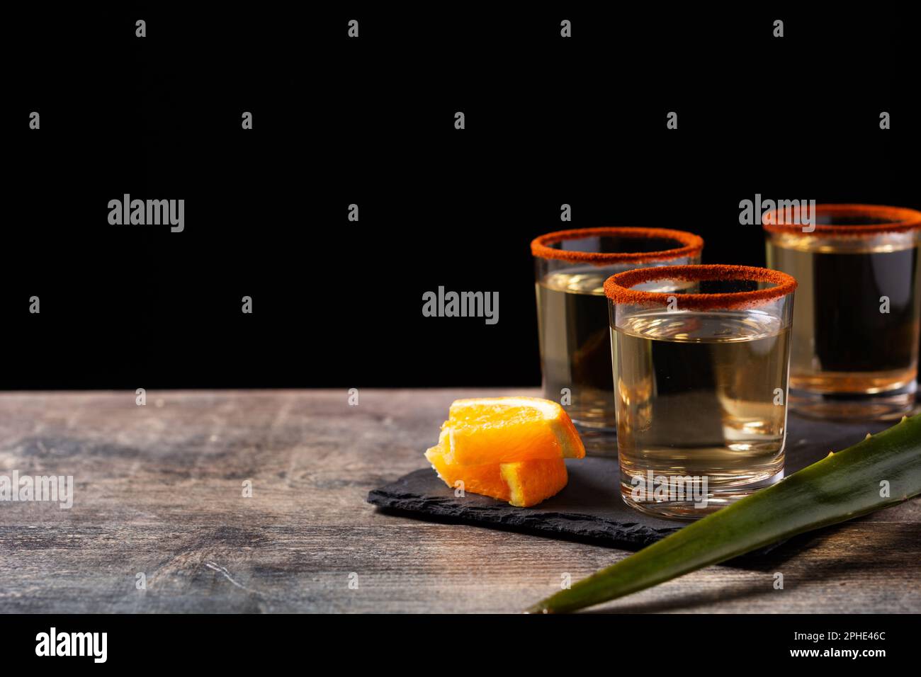Bevanda messicana mezcal con sale di verme su tavola di legno Foto Stock