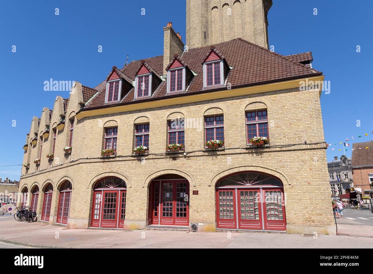 Bergues, Francia - 5 luglio 2022: Una casa tradizionale in bergues con il belfort sullo sfondo, estate, viaggio Foto Stock