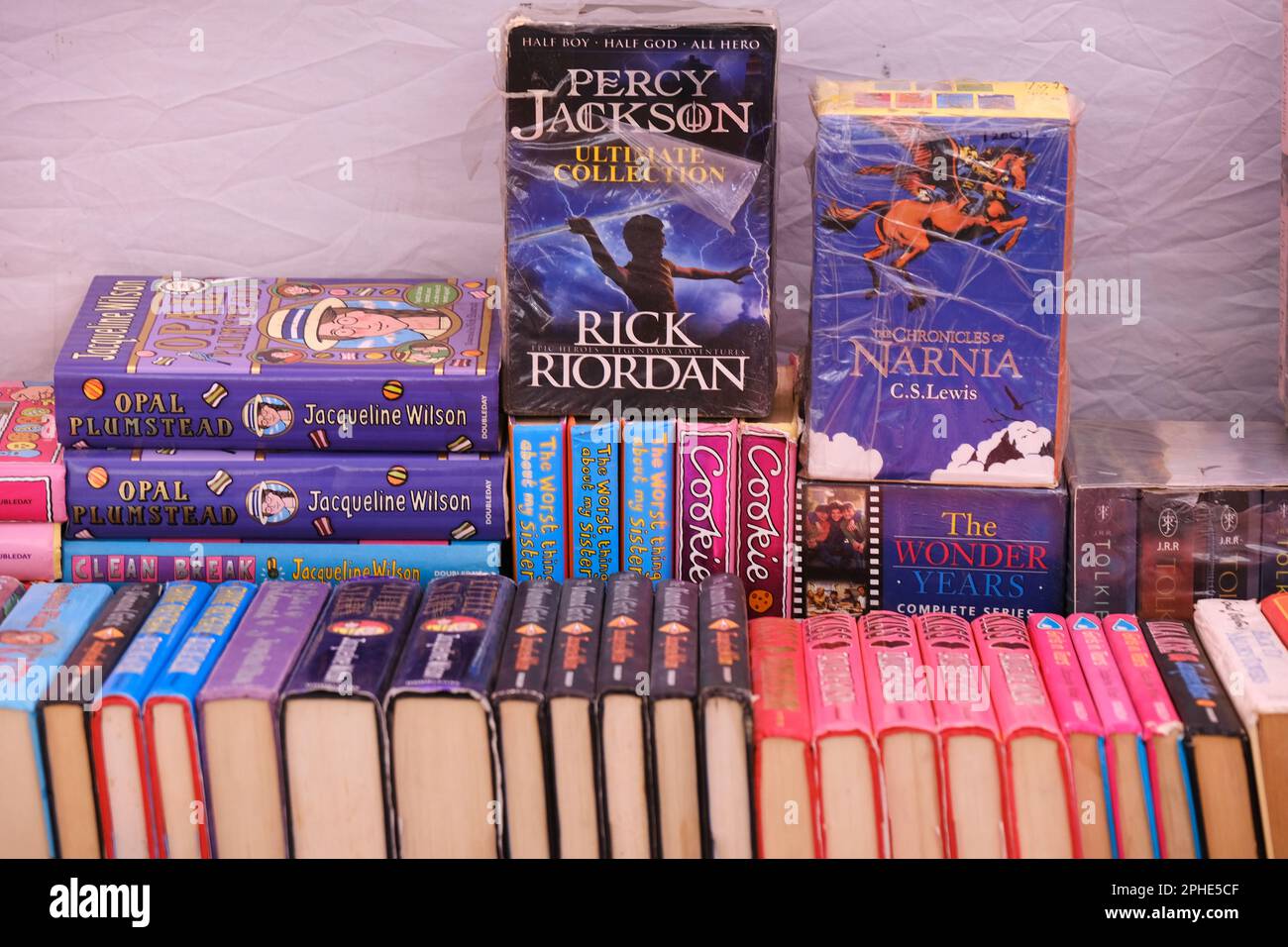 13 marzo 2023, Pune, India - Stall di libri al mercato locale, ampia varietà di libri in vendita. Foto Stock