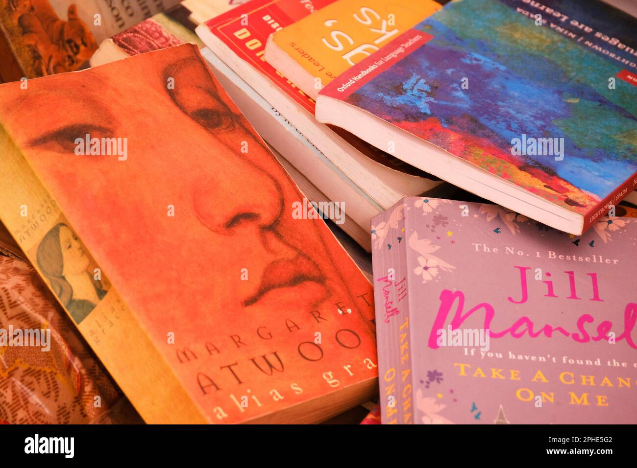 13 marzo 2023, Pune, India - Stall di libri al mercato locale, ampia varietà di libri in vendita. Foto Stock