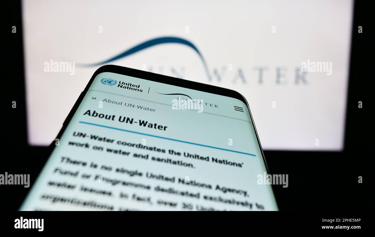 Telefono cellulare con sito web dell'agenzia delle Nazioni Unite acqua (un-acqua) sullo schermo di fronte al logo. Messa a fuoco in alto a sinistra del display del telefono. Foto Stock