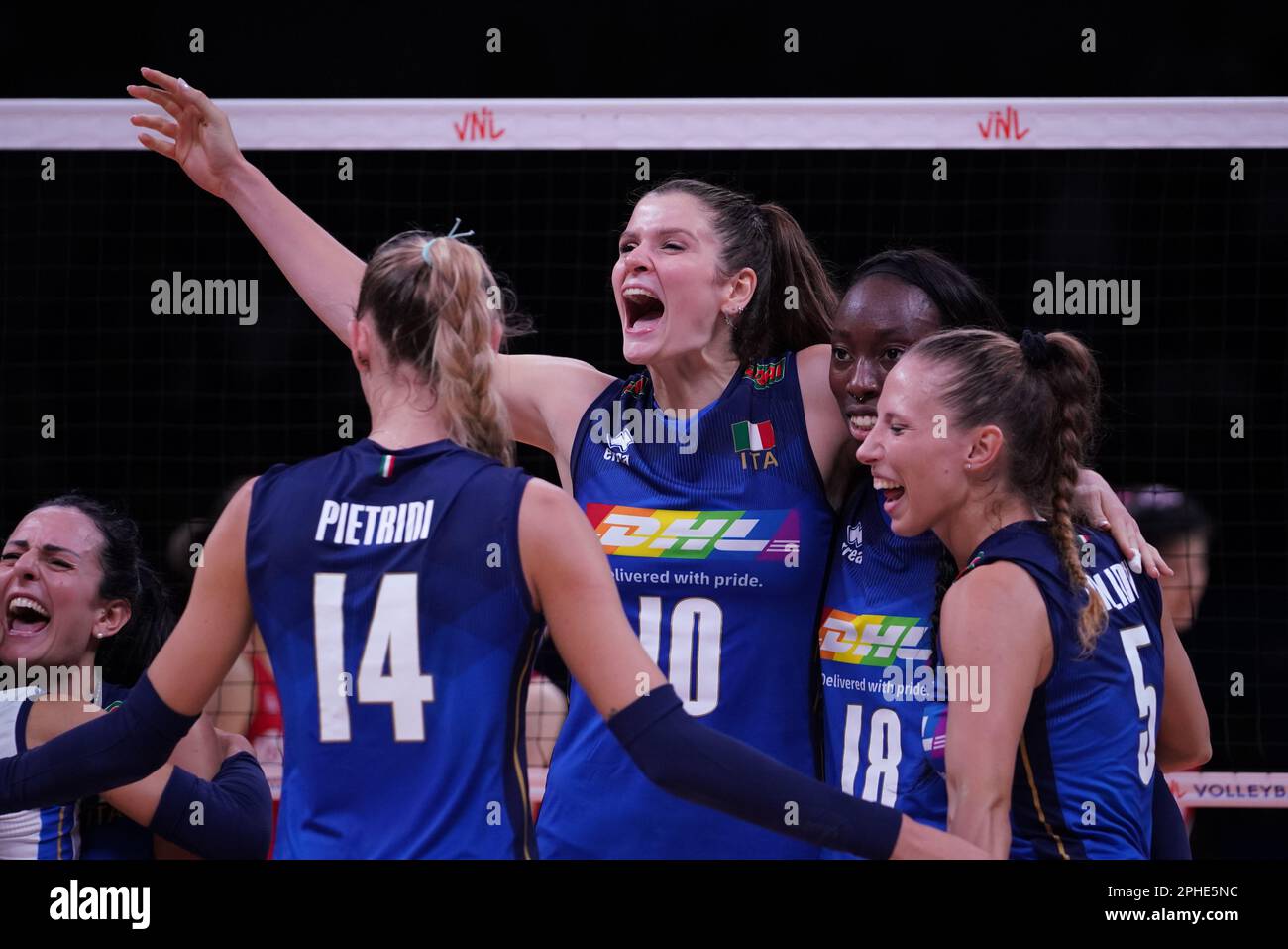 ANKARA, TURKIYE - 14 LUGLIO 2022: I giocatori italiani celebrano la vittoria della Cina VNL Quarter Final Match ad Ankara Arena Foto Stock