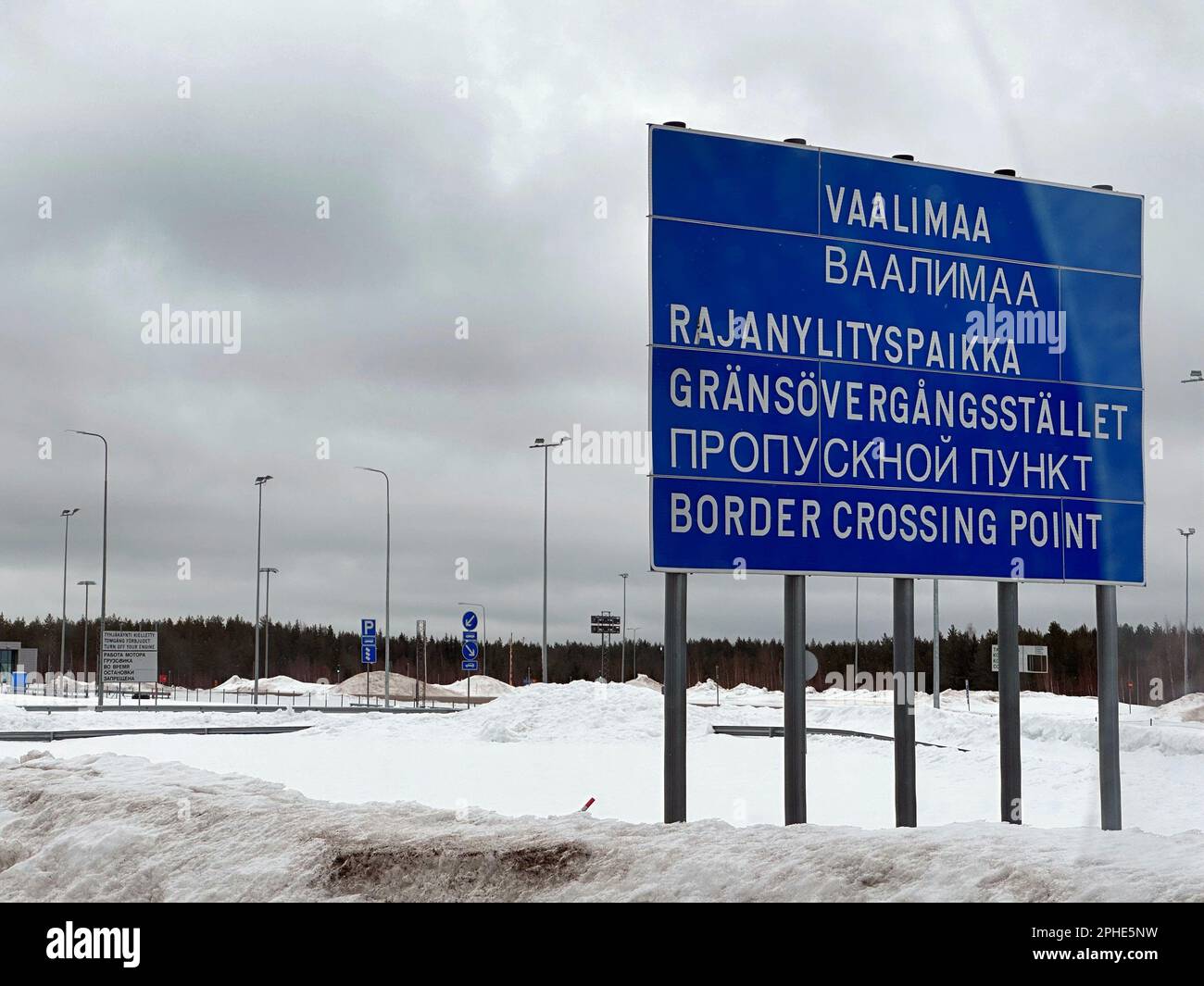 Vaalimaa, Finlandia. 22nd Mar, 2023. Un cartello indica il valico di frontiera dalla Finlandia alla Russia. (Al dpa 'il nuovo fianco nord della NATO') Credit: Steffen Trumpf/dpa/Alamy Live News Foto Stock