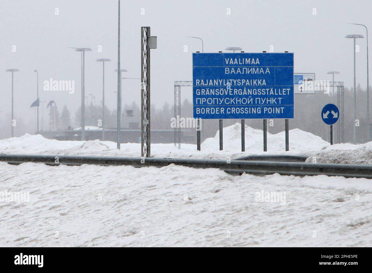Vaalimaa, Finlandia. 22nd Mar, 2023. Un cartello indica il valico di frontiera dalla Finlandia alla Russia. (Al dpa 'il nuovo fianco nord della NATO') Credit: Steffen Trumpf/dpa/Alamy Live News Foto Stock
