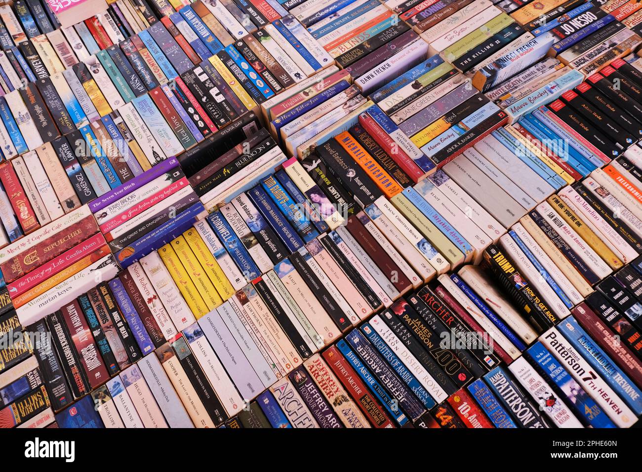 13 marzo 2023, Pune, India - Stall di libri al mercato locale, ampia varietà di libri in vendita. Foto Stock
