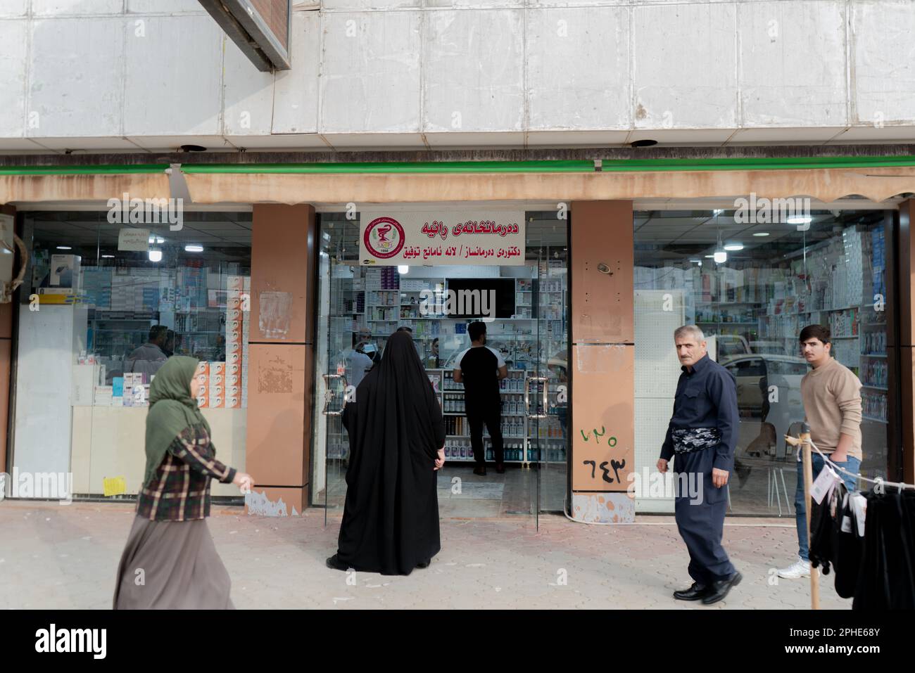Nel Kurdistan iracheno, le persone visitano le farmacie per acquistare farmaci per varie malattie, riflettendo la vita quotidiana e le pratiche sanitarie nella regione. Foto Stock