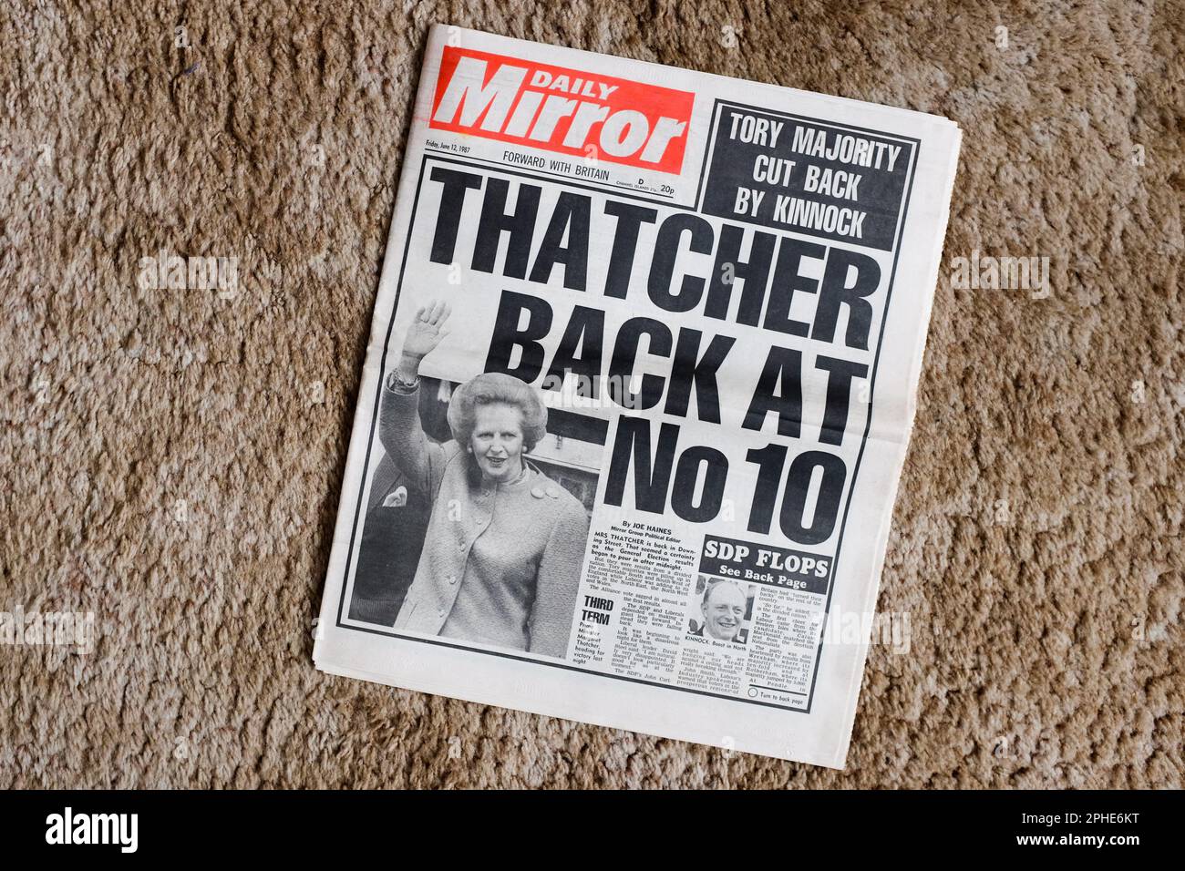 Il Daily Mirror il 12 giugno 1987, riportando il risultato delle elezioni generali il giorno prima. Foto Stock