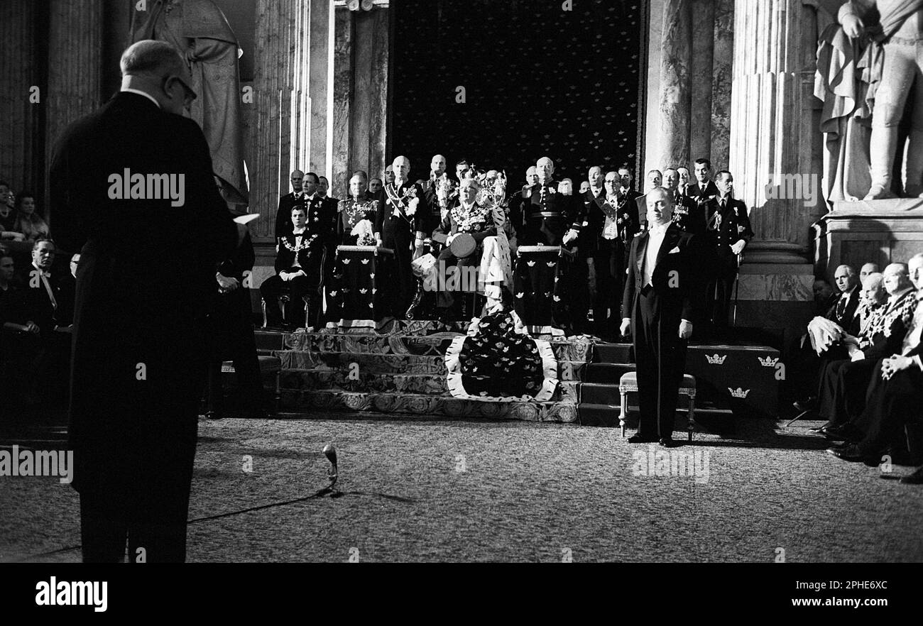 Carl XVI Gustaf, re di Svezia. Nato il 30 aprile 1946. Nella foto durante l'apertura cerimoniale del parlamento svedese 1966. Re Gustaf VI Adolf al centro seduto in trono, da dove fece la sua speach al parlamento. Foto Stock