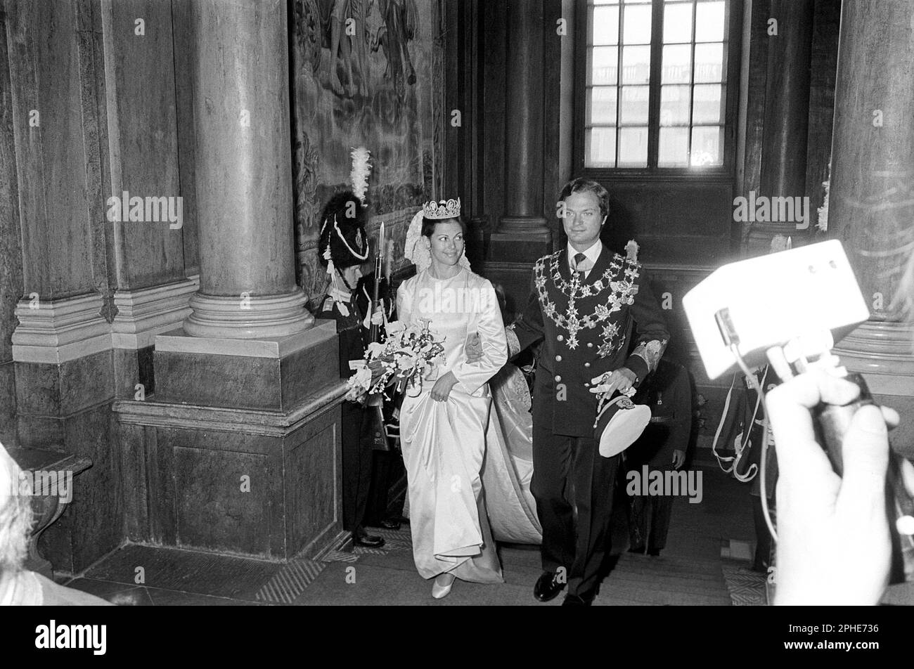Matrimonio di Carlo XVI Gustaf e Silvia Sommerlath. Carl XVI Gustaf, re di Svezia. Nato il 30 aprile 1946. Il matrimonio 19 giugno 1976 a Stoccolma. Regina Silvia nel suo abito da sposa con re Carlo XVI Gustaf all'interno del castello reale di Stoccolma. Foto Stock