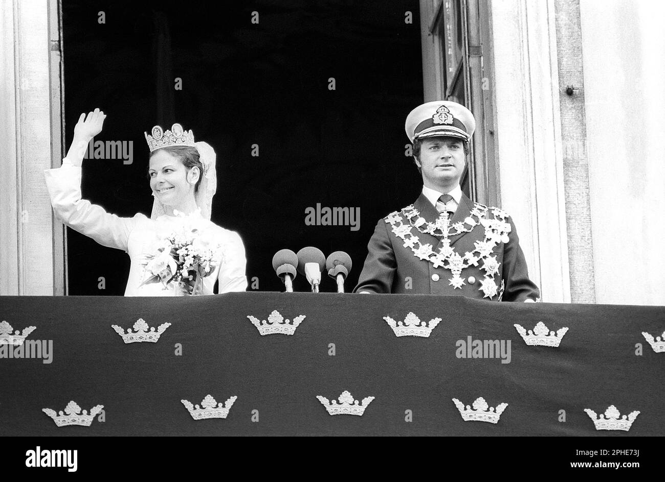 Matrimonio di Carlo XVI Gustaf e Silvia Sommerlath. Carl XVI Gustaf, re di Svezia. Nato il 30 aprile 1946. Il matrimonio 19 giugno 1976 a Stoccolma. La regina Silvia nel suo abito da sposa con re Carlo XVI Gustaf sul balcone del castello reale di Stoccolma. Foto Stock