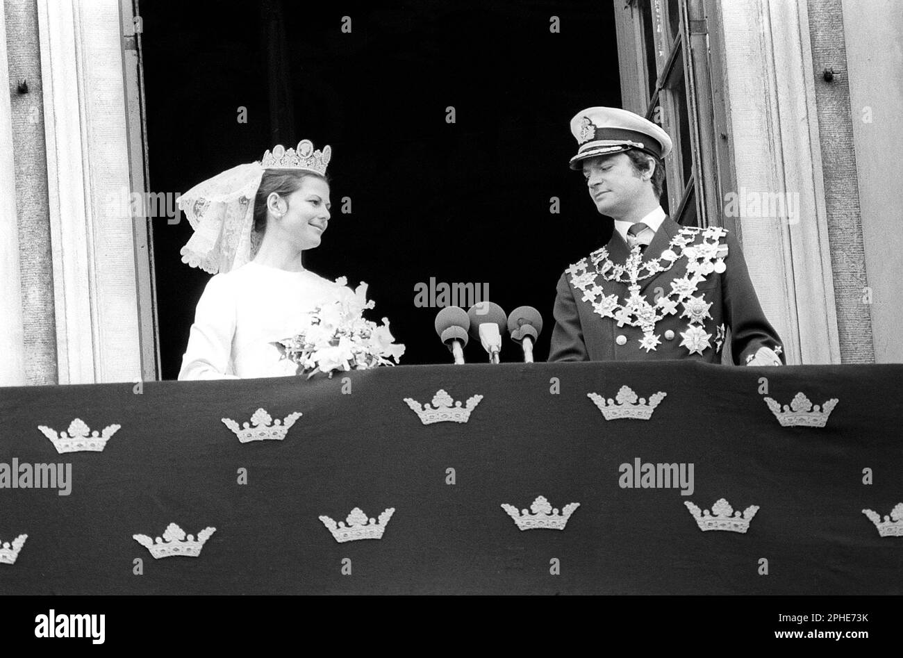 Matrimonio di Carlo XVI Gustaf e Silvia Sommerlath. Carl XVI Gustaf, re di Svezia. Nato il 30 aprile 1946. Il matrimonio 19 giugno 1976 a Stoccolma. La regina Silvia nel suo abito da sposa con re Carlo XVI Gustaf sul balcone del castello reale di Stoccolma. Foto Stock