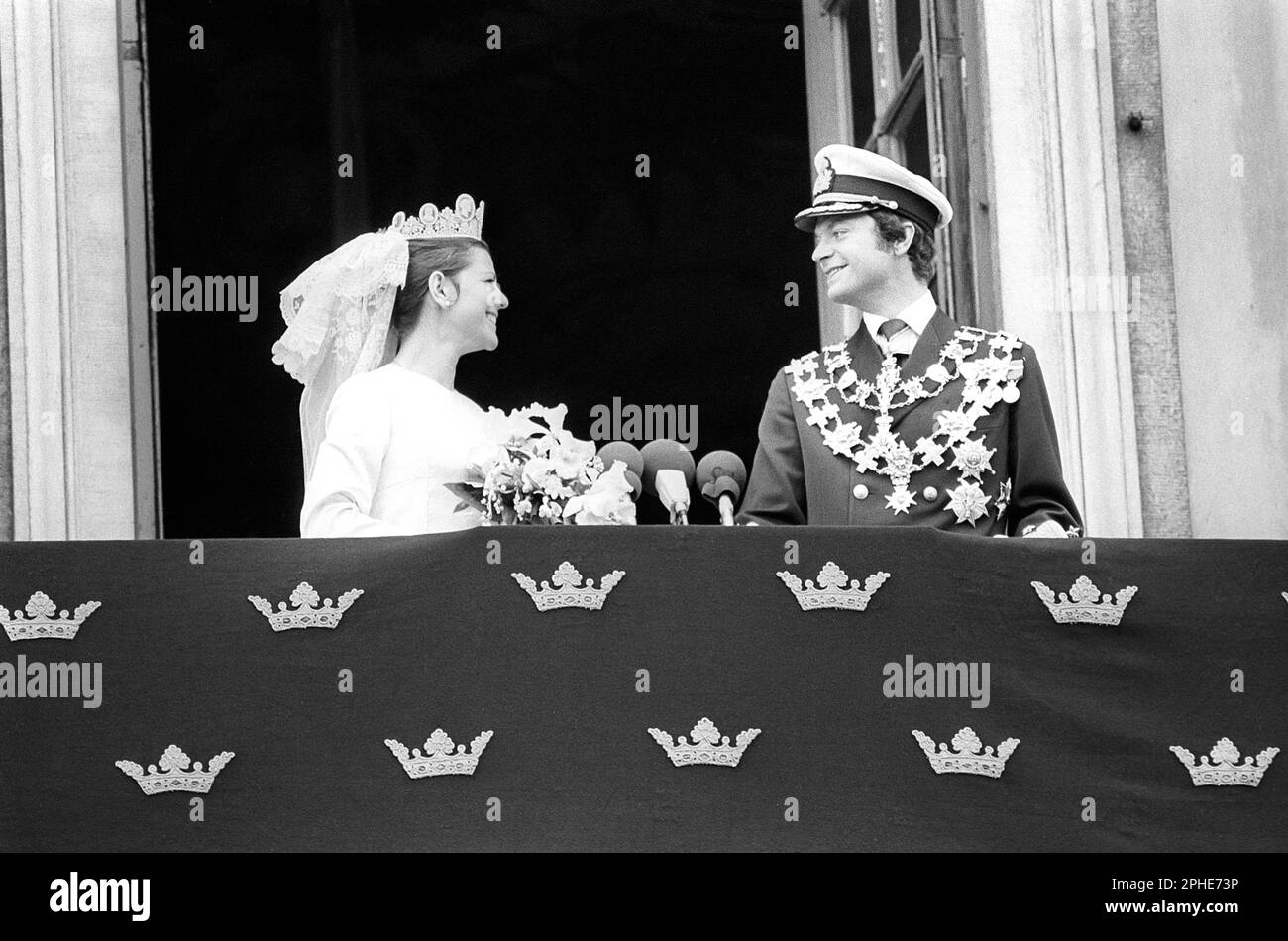 Matrimonio di Carlo XVI Gustaf e Silvia Sommerlath. Carl XVI Gustaf, re di Svezia. Nato il 30 aprile 1946. Il matrimonio 19 giugno 1976 a Stoccolma. La regina Silvia nel suo abito da sposa con re Carlo XVI Gustaf sul balcone del castello reale di Stoccolma. Foto Stock