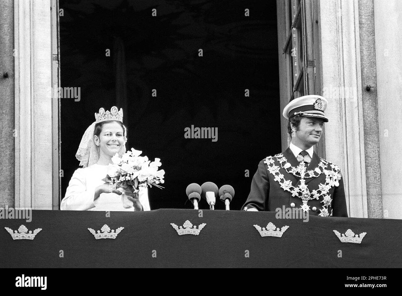 Matrimonio di Carlo XVI Gustaf e Silvia Sommerlath. Carl XVI Gustaf, re di Svezia. Nato il 30 aprile 1946. Il matrimonio 19 giugno 1976 a Stoccolma. La regina Silvia nel suo abito da sposa con re Carlo XVI Gustaf sul balcone del castello reale di Stoccolma. Foto Stock