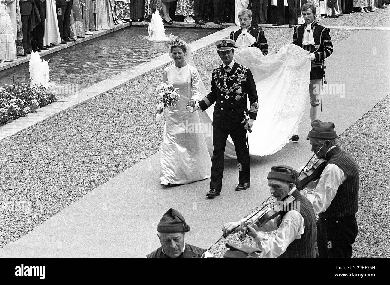 Matrimonio di Carlo XVI Gustaf e Silvia Sommerlath. Carl XVI Gustaf, re di Svezia. Nato il 30 aprile 1946. Il matrimonio 19 giugno 1976 a Stoccolma. La regina Silvia nel suo abito da sposa con il re Carlo XVI Gustaf che cammina fino al castello reale di Stoccolma. Foto Stock