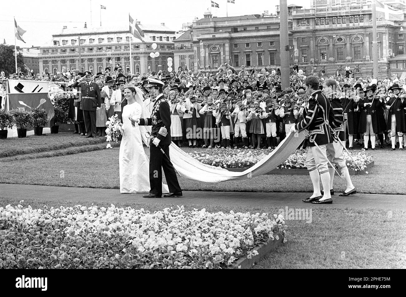 Matrimonio di Carlo XVI Gustaf e Silvia Sommerlath. Carl XVI Gustaf, re di Svezia. Nato il 30 aprile 1946. Il matrimonio 19 giugno 1976 a Stoccolma. La regina Silvia nel suo abito da sposa con il re Carlo XVI Gustaf che cammina fino al castello reale di Stoccolma. Foto Stock