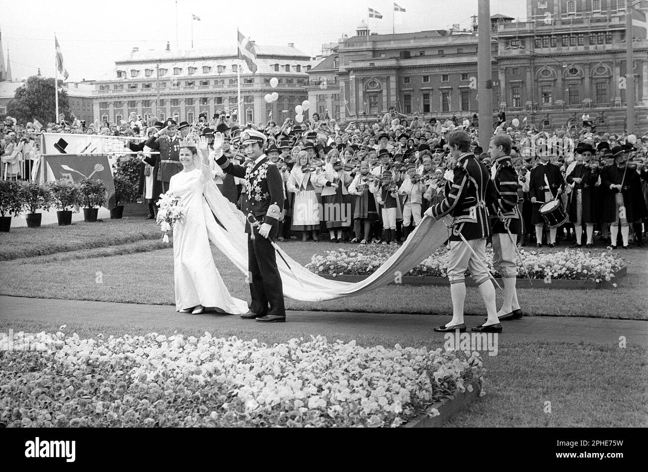 Matrimonio di Carlo XVI Gustaf e Silvia Sommerlath. Carl XVI Gustaf, re di Svezia. Nato il 30 aprile 1946. Il matrimonio 19 giugno 1976 a Stoccolma. La regina Silvia nel suo abito da sposa con il re Carlo XVI Gustaf che cammina fino al castello reale di Stoccolma. Foto Stock