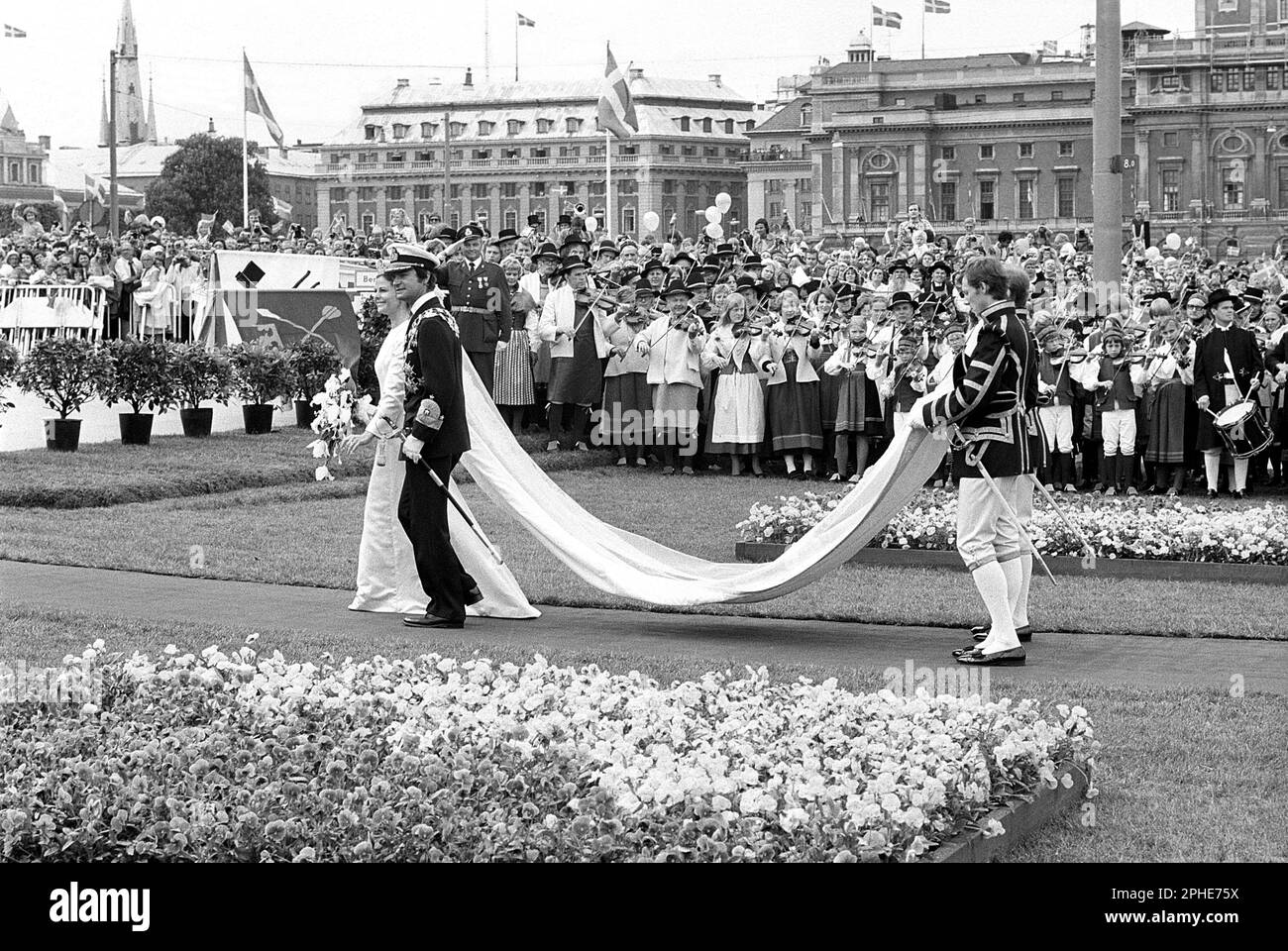 Matrimonio di Carlo XVI Gustaf e Silvia Sommerlath. Carl XVI Gustaf, re di Svezia. Nato il 30 aprile 1946. Il matrimonio 19 giugno 1976 a Stoccolma. La regina Silvia nel suo abito da sposa con il re Carlo XVI Gustaf che cammina fino al castello reale di Stoccolma. Foto Stock