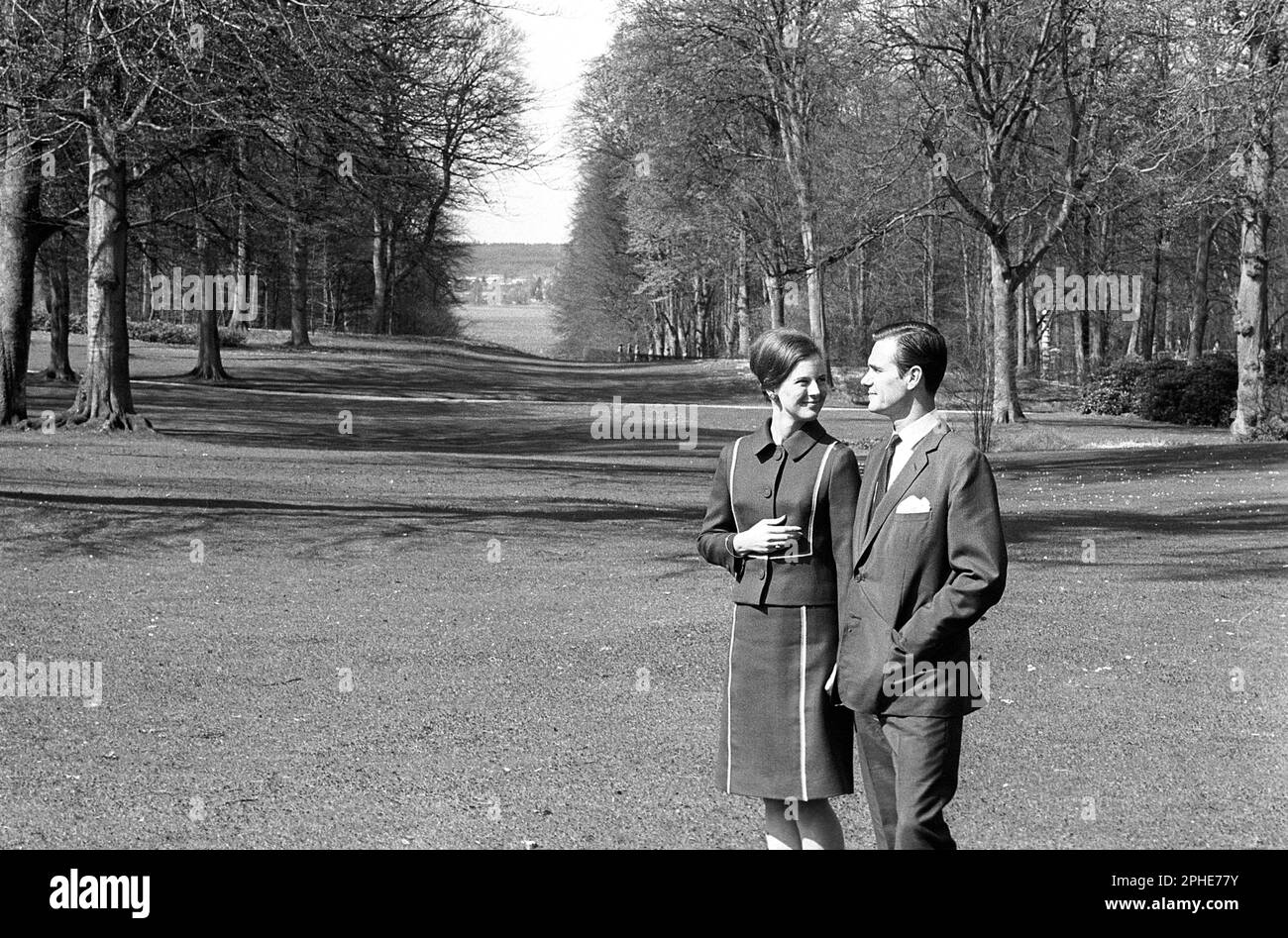 Margrethe II di Danimarca. Nella foto con Henri de Laborde de Monpezat al palazzo Fredensborg a Copenaghen nella primavera del 1967, dove la coppia annuncia il suo matrimonio il 10 1967 giugno. In questo periodo Margrethe fu incoronata principessa ed erede al trono, divenne Regina di Danimarca il 15 gennaio 1972. Foto Stock
