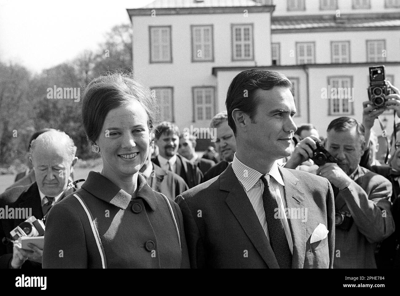 Margrethe II di Danimarca. Nella foto con Henri de Laborde de Monpezat al palazzo Fredensborg a Copenaghen nella primavera del 1967, dove la coppia annuncia il suo matrimonio il 10 1967 giugno. In questo periodo Margrethe fu incoronata principessa ed erede al trono, divenne Regina di Danimarca il 15 gennaio 1972. Foto Stock