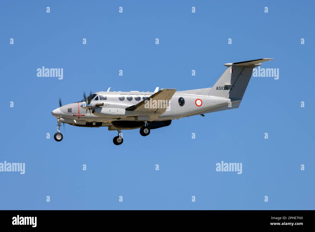 Forze armate maltesi Hawker Beechcraft B200 King Air (Reg.: AS1126) atterrando dopo una missione di pattuglia. Foto Stock
