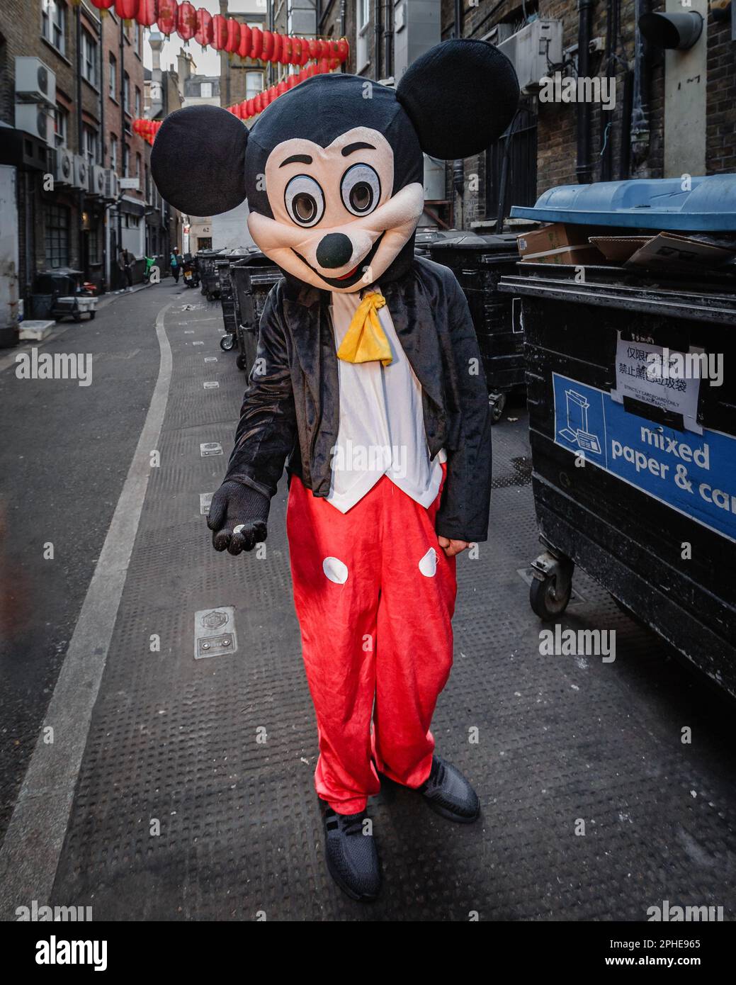 Topo gigante vicino ai bidoni della spazzatura a Chinatown, Londra. Foto Stock