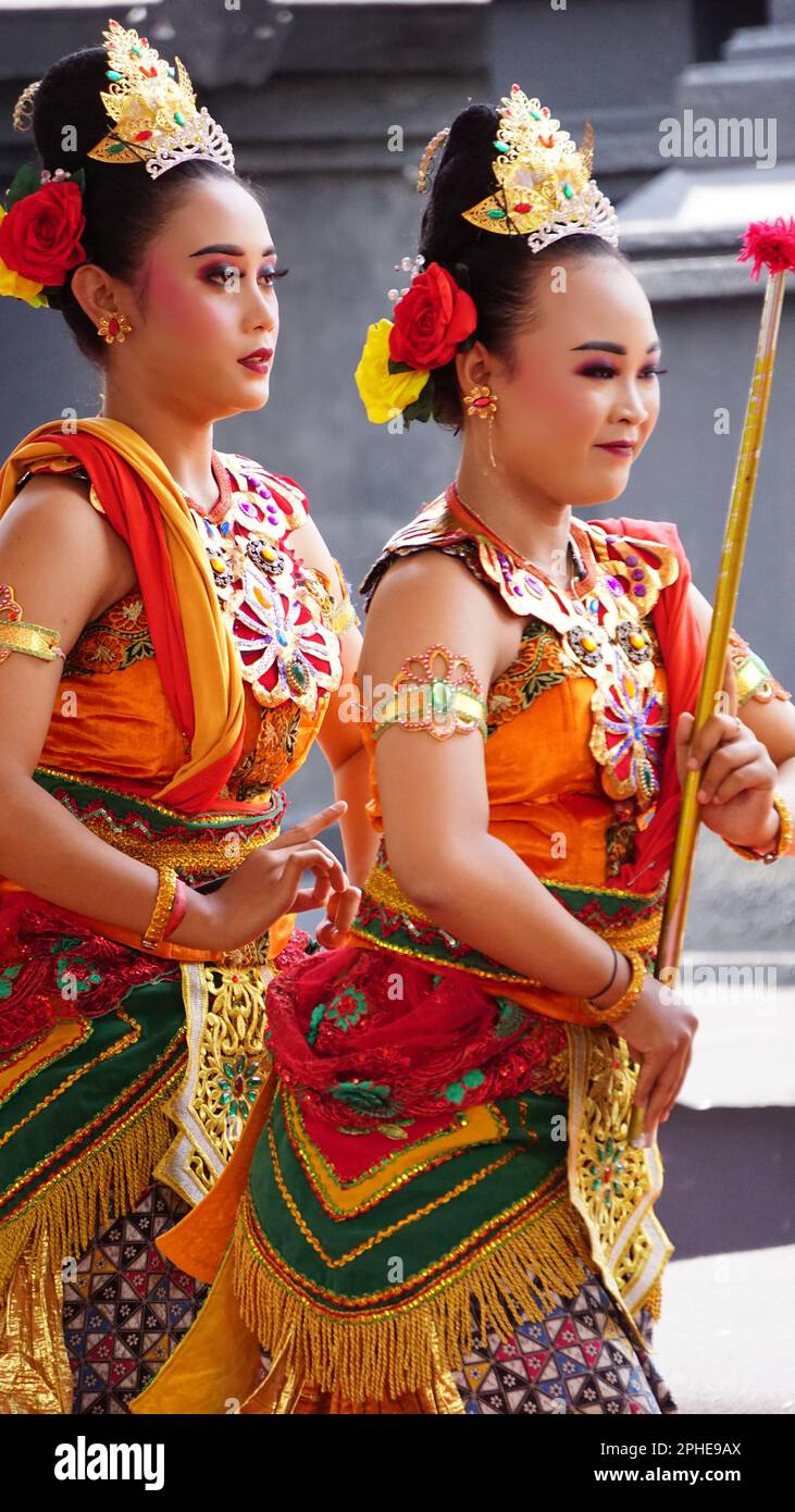 Ballerina tradizionale indonesiana con abiti tradizionali Foto Stock