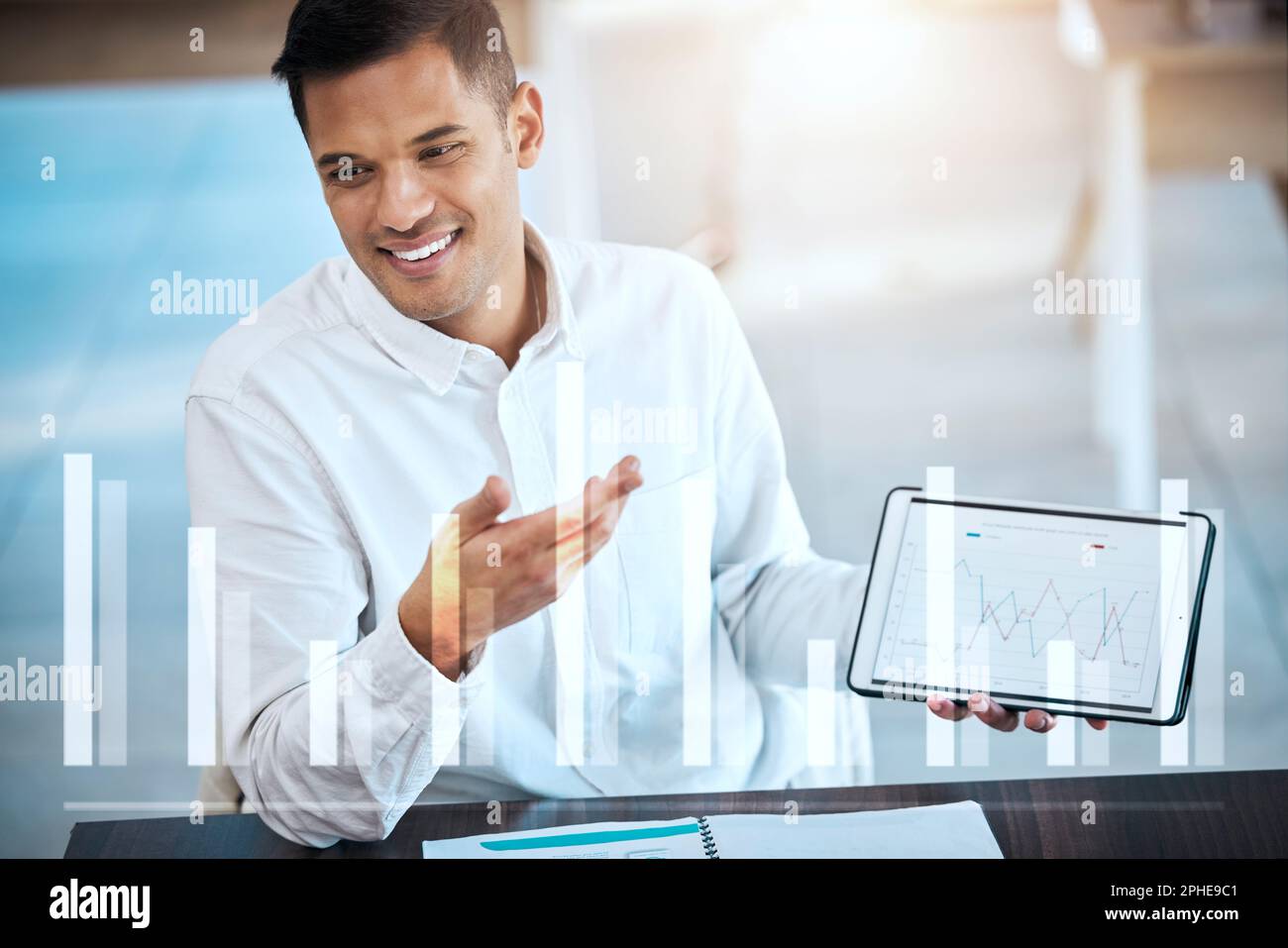 Schermo del tablet, grafici e presentazione dell'uomo per il mercato azionario, analisi dei dati o parlare di crescita dell'azienda. Contabile professionista persona su Foto Stock