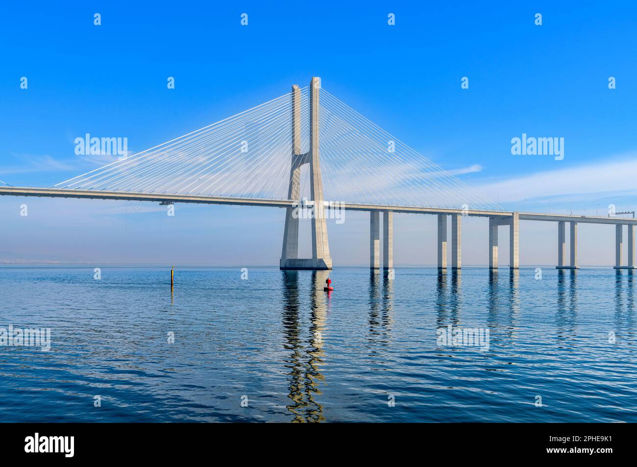 Ponte Vasco da Gama - un ponte cavo-stalled con viadotti su entrambi i lati. Attraversa il fiume Tago a Lisbona. Attualmente il ponte più lungo dell'UE. Foto Stock
