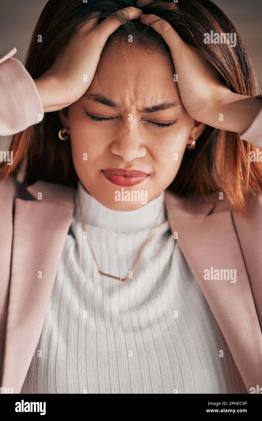 Mal di testa, dolore e la donna d'affari si sentono stress e frustrati dal lavoro. Dipendente, giovane donna e emicrania di un lavoratore stanco con un mentale Foto Stock