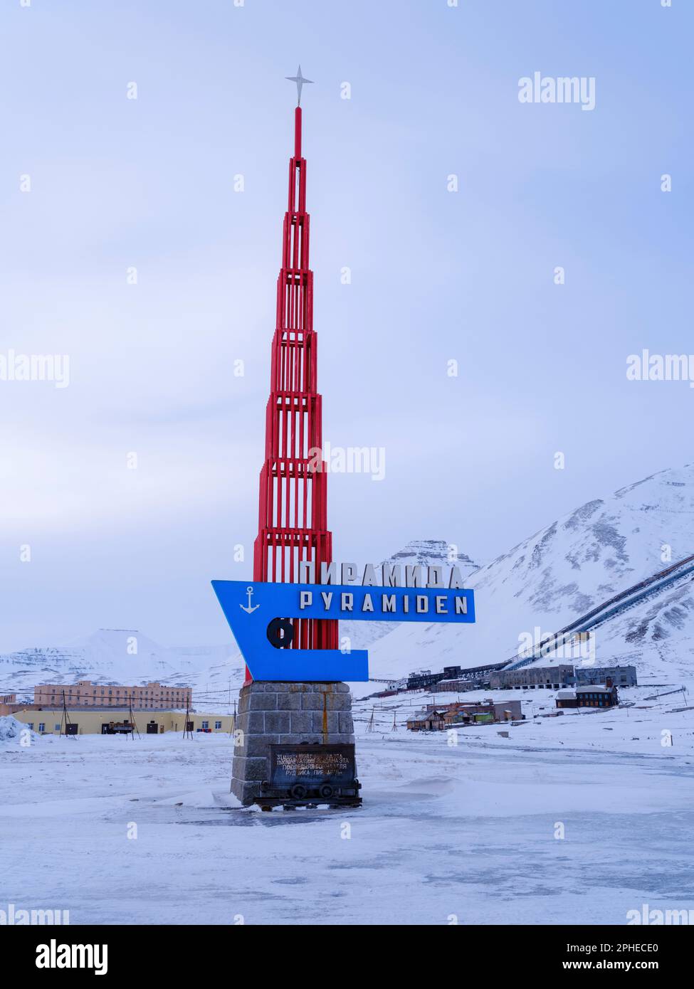 Monumento della città. Pyramiden, abbandonato insediamento minerario russo a Billefjorden, isola Spitzbergen nell'arcipelago svalbard. Artico, Europa, SC Foto Stock