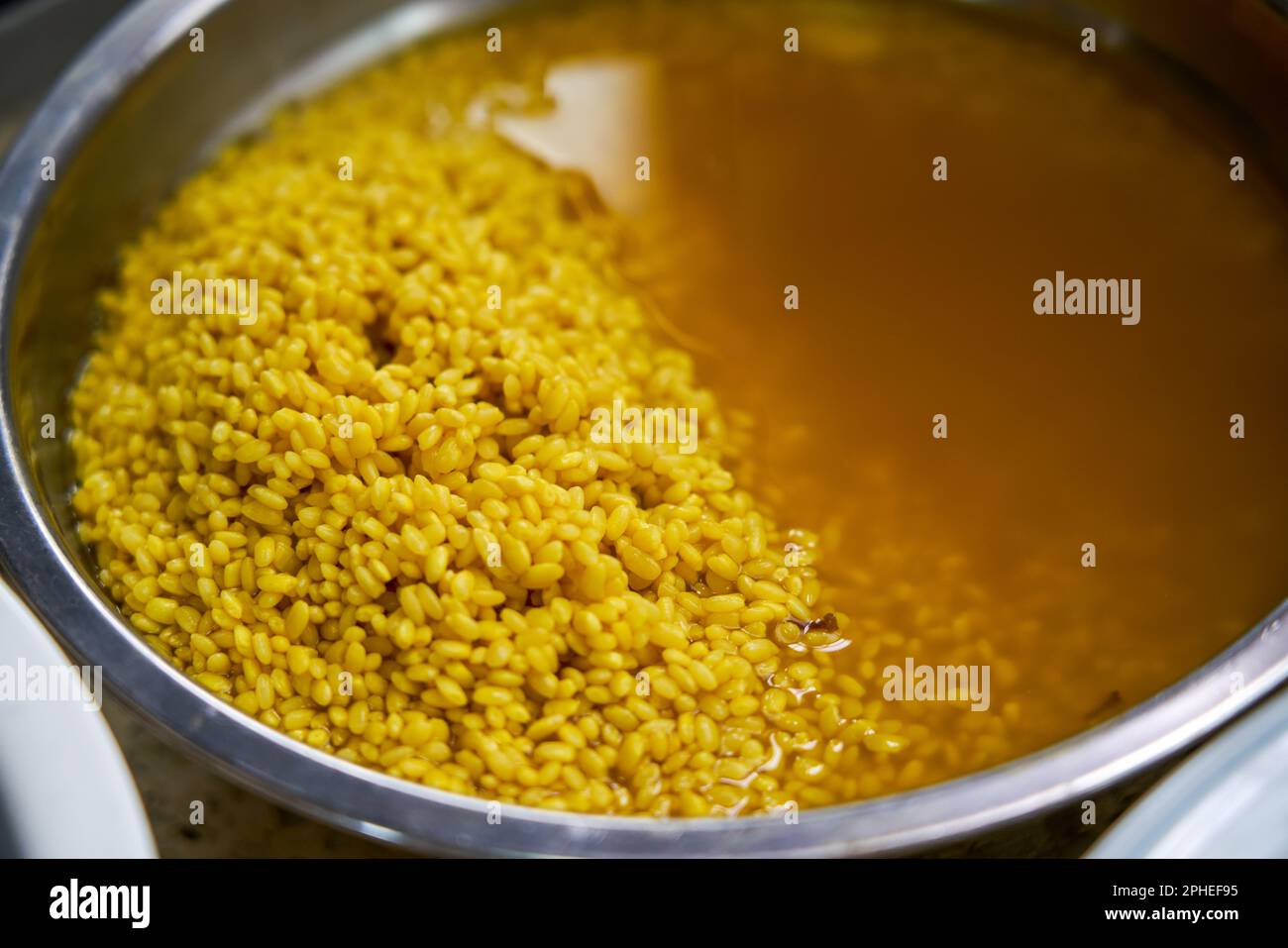Il processo di produzione del riso glutinoso a cinque colori, un cibo tradizionale per il Chinese Ching Ming Festival Foto Stock