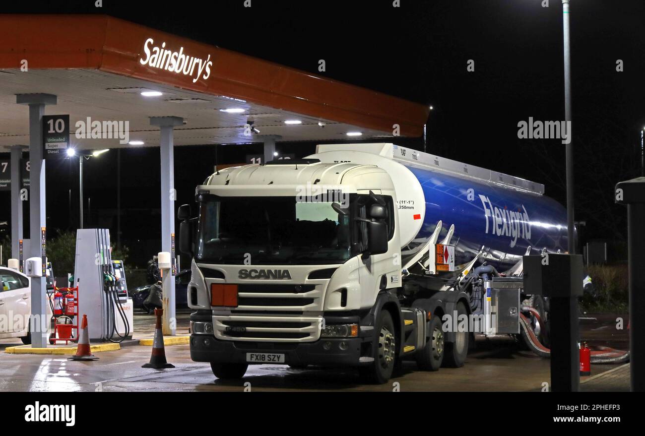 Autofoniera articolata per la consegna notturna di carburante nella livrea Flexigrid, che fornisce benzina/diesel al supermercato J Sainsbury, Church St, Warrington, Regno Unito Foto Stock
