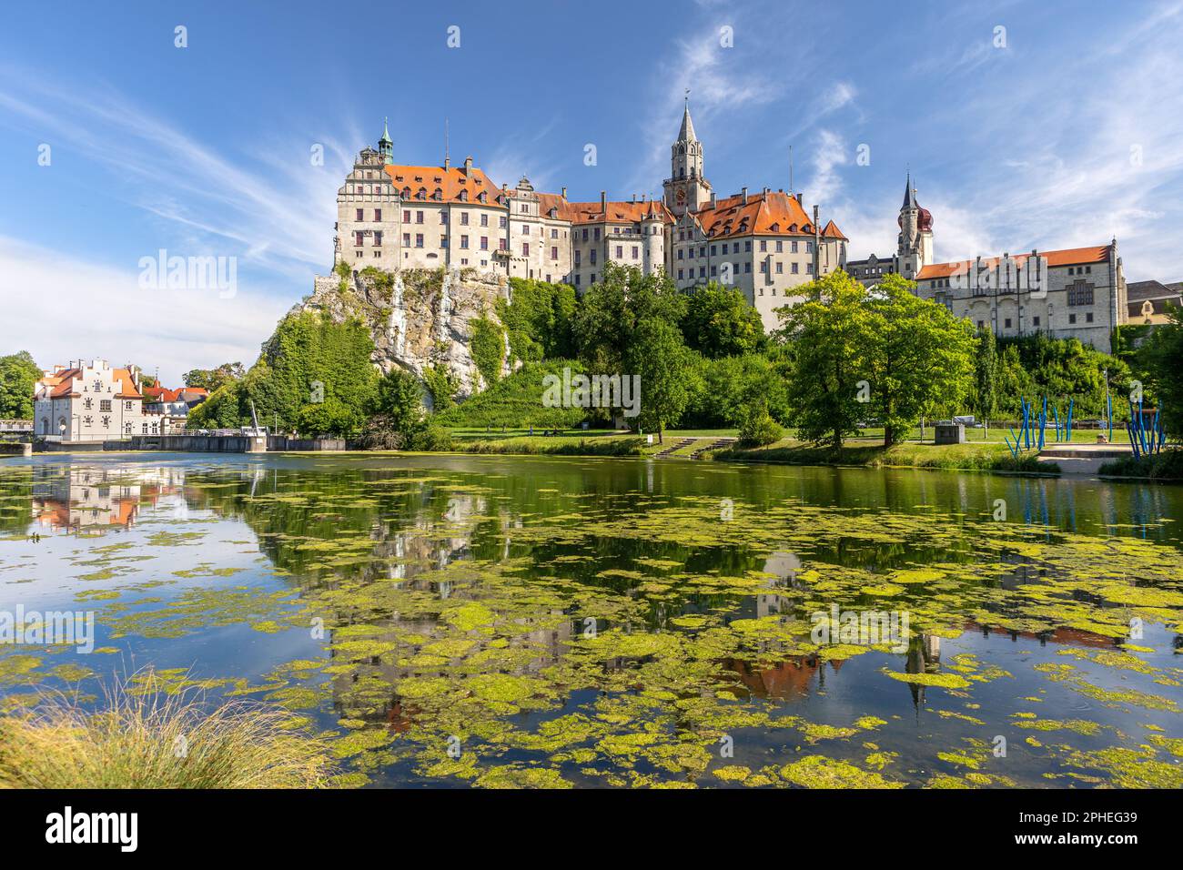 Sigmaringen castello medievale germania destinazione turistica punto di riferimento panoramico in estate con cielo blu e Danubio in primo piano Foto Stock