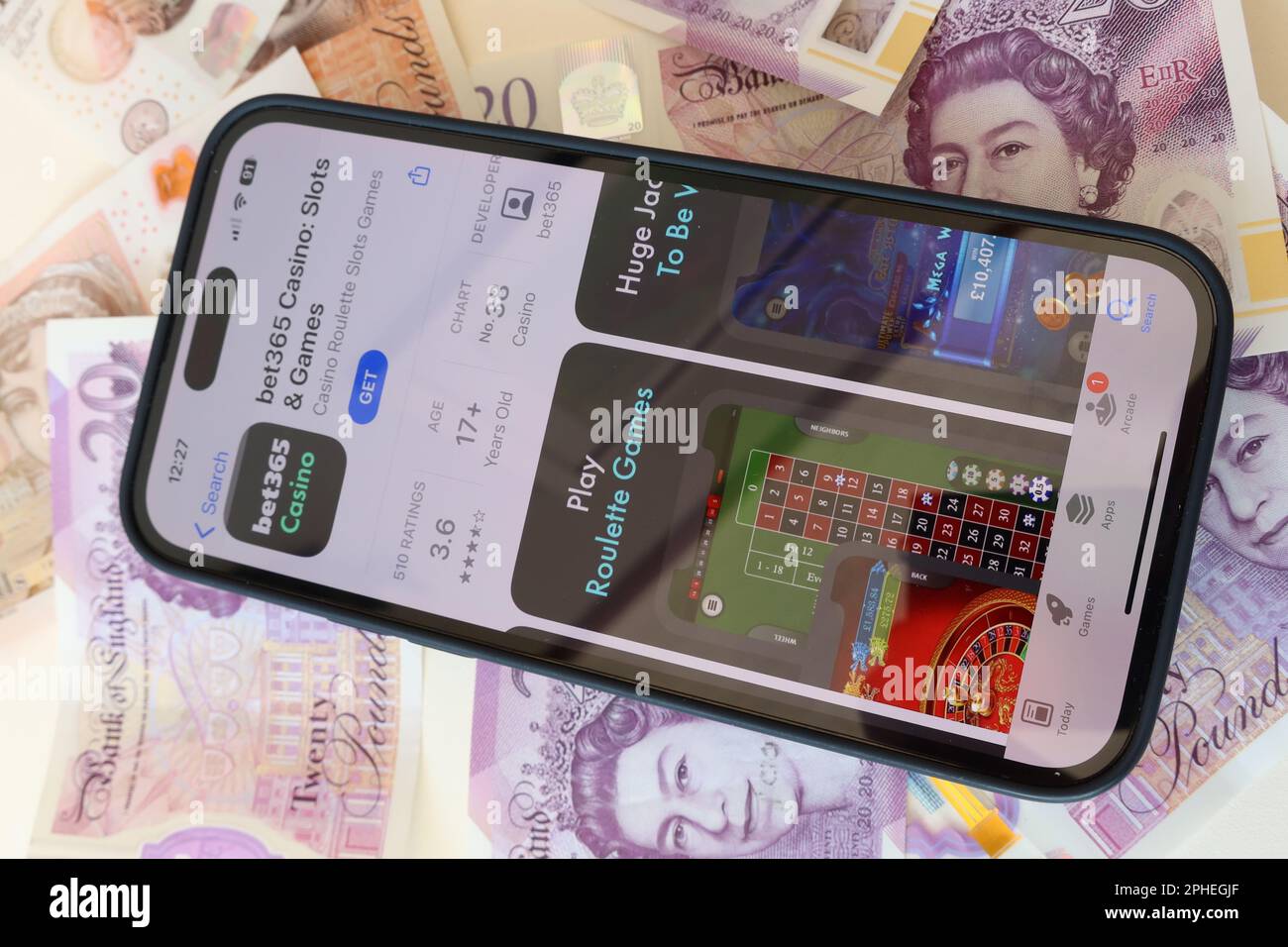 Bet365 Casino online e smartphone, slot machine e gioco d'azzardo con note in sterline inglesi, denaro facilmente perso - BeGambleAware Foto Stock