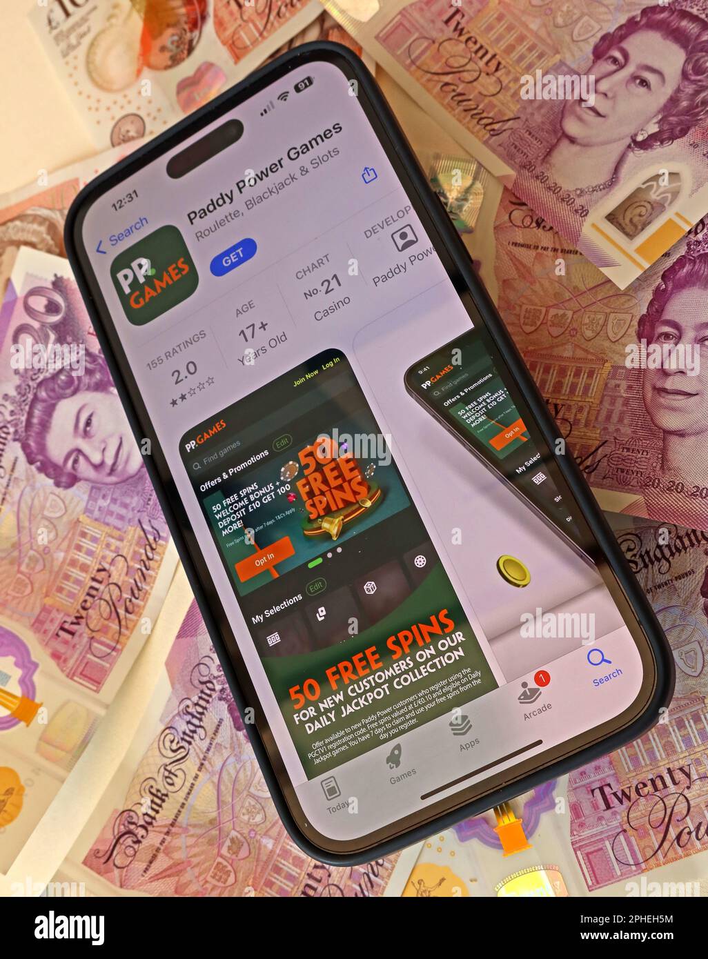 Paddy Power Online e smartphone casino, slot e gioco d'azzardo app con note in sterline inglesi, denaro facilmente perso - BeGambleAware Foto Stock