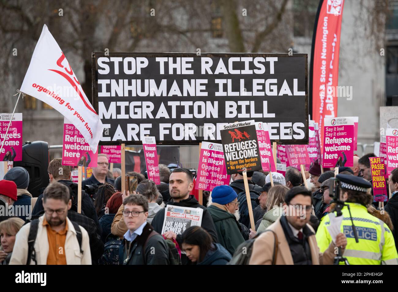 Protesta contro il controverso progetto di legge sull'immigrazione illegale fuori dal Palazzo di Westminster, poiché il progetto di legge è discusso in Parlamento. Foto Stock