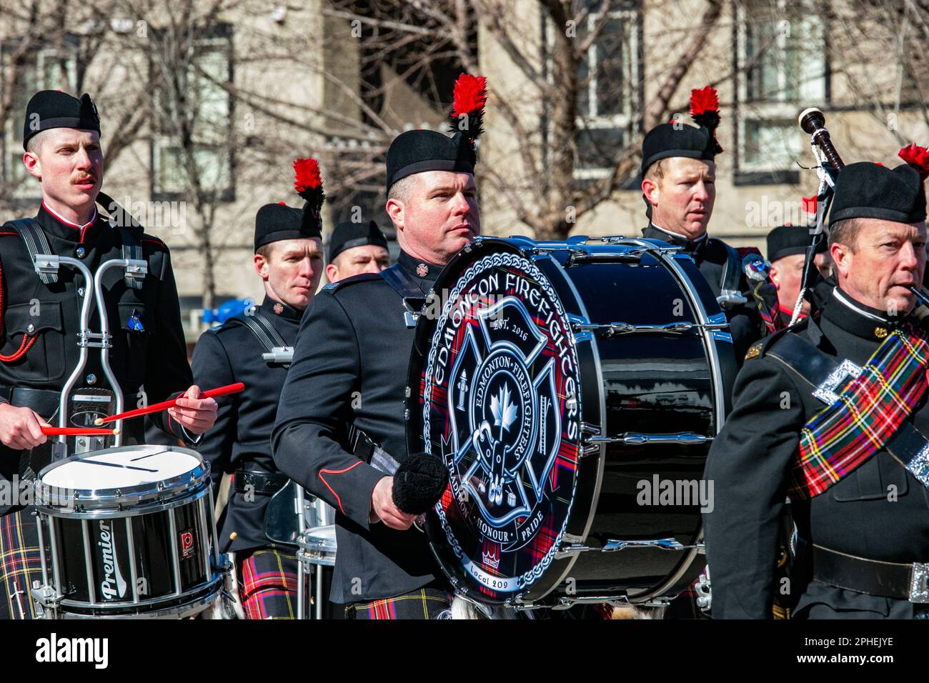 Edmonton, Canada. 27th Mar, 2023. Gli ufficiali del reparto antincendio di Edmonton suonano la pipa e la batteria durante una processione funeraria regimentale per i caduti agenti di polizia di Edmonton. Gli ufficiali Travis Jordan e Brett Ryan sono stati sgranati mentre rispondevano a una disputa interna a Edmonton. Il sospetto di 16 anni è morto di ferite da sparo autogestite. Credit: SOPA Images Limited/Alamy Live News Foto Stock