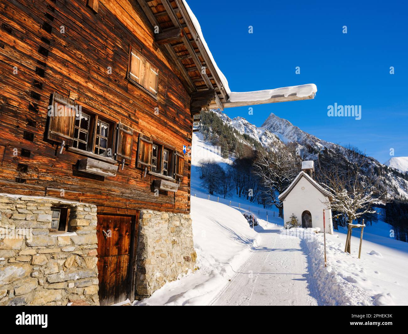 La cappella nel villaggio di Gerstruben una collezione elencata di vecchi casali risalenti al 15. e 16. secolo. Le Alpi Allgaeu (Allgaeuer Alpen) nea Foto Stock
