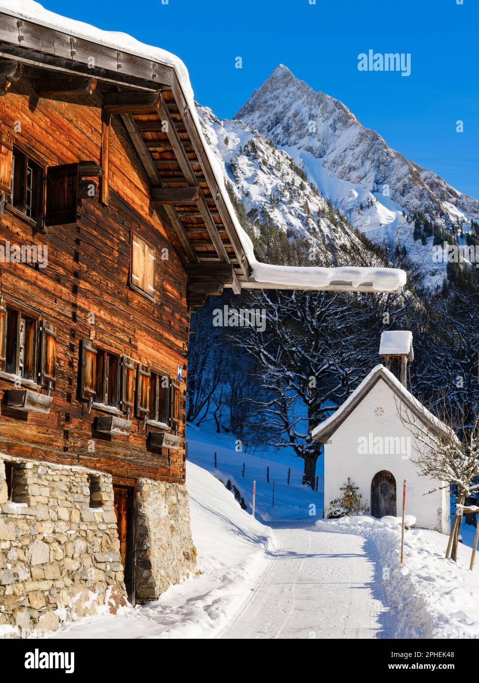 La cappella nel villaggio di Gerstruben una collezione elencata di vecchi casali risalenti al 15. e 16. secolo. Le Alpi Allgaeu (Allgaeuer Alpen) nea Foto Stock