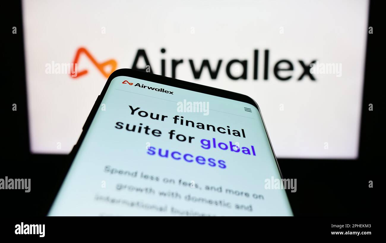 Telefono cellulare con sito web della società di tecnologia finanziaria Airwallex sullo schermo di fronte al logo aziendale. Messa a fuoco in alto a sinistra del display del telefono. Foto Stock