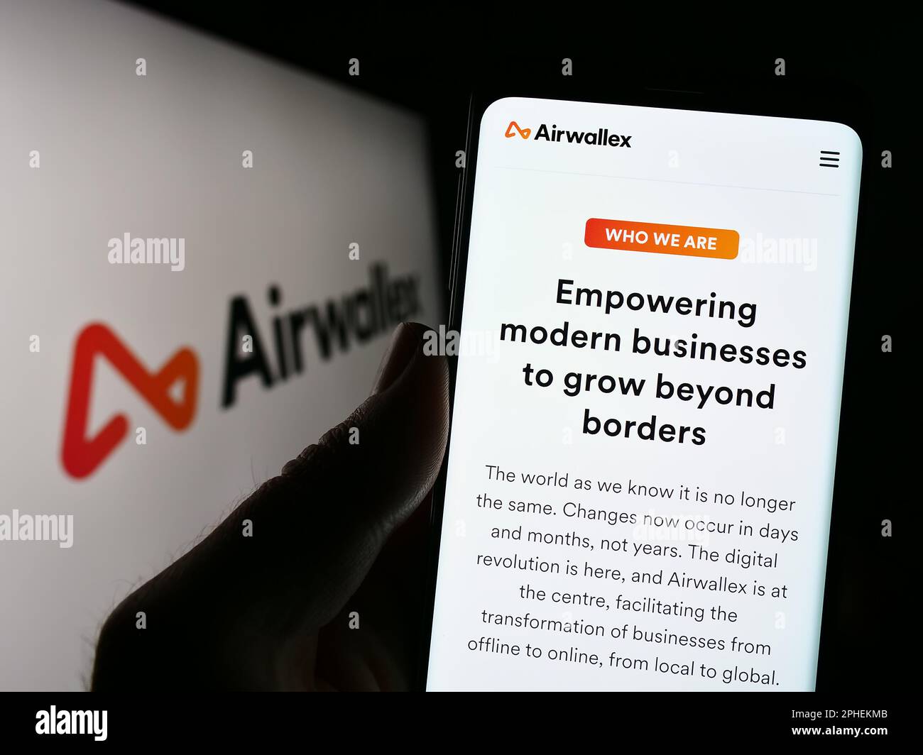 Persona che tiene il cellulare con il Web page della società di tecnologia finanziaria Airwallex sullo schermo di fronte al logo. Messa a fuoco al centro del display del telefono. Foto Stock