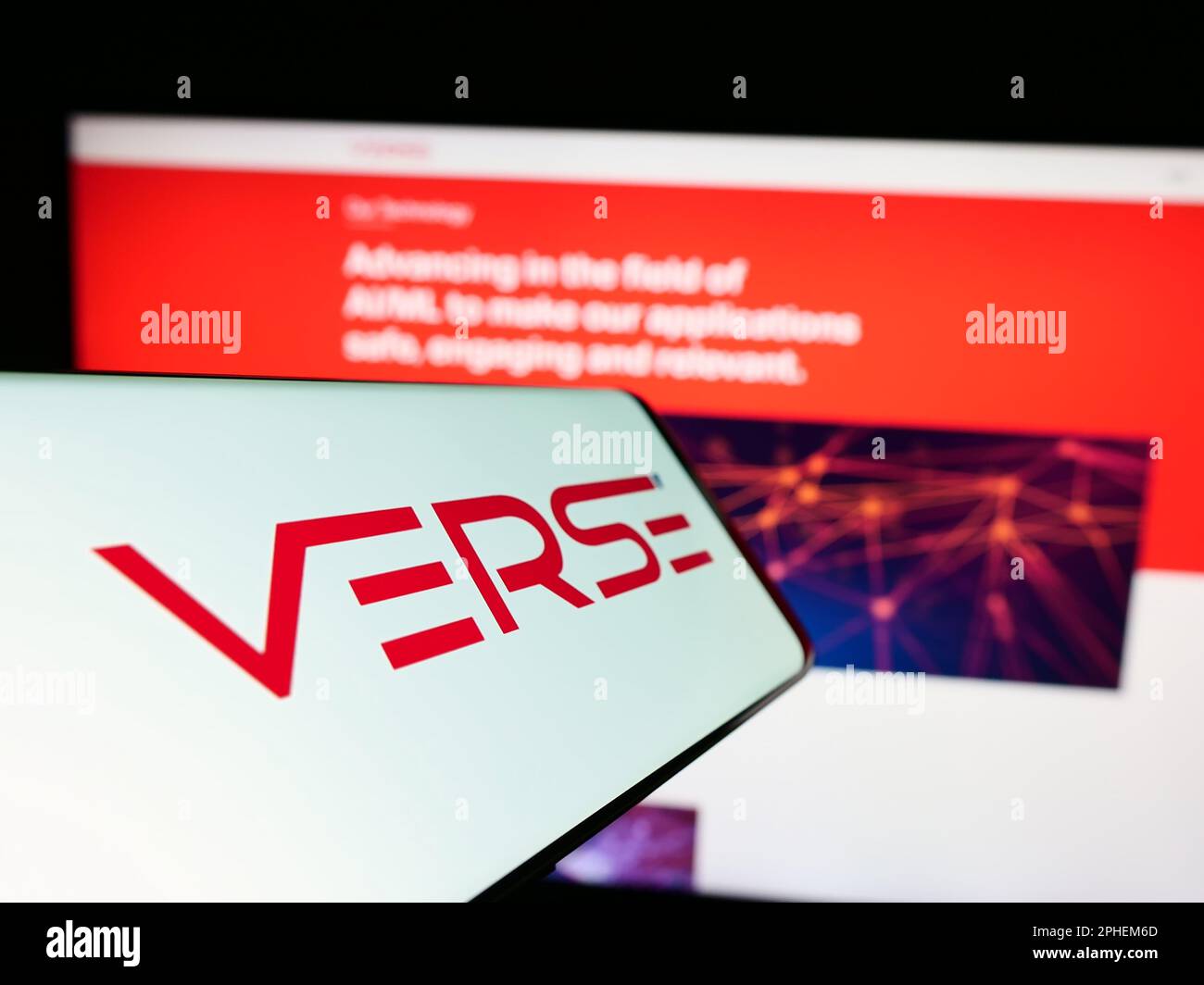 Telefono cellulare con il logo della società indiana Verse Innovation Pvt. Ltd. Sullo schermo di fronte al sito web. Messa a fuoco al centro a sinistra del display del telefono. Foto Stock